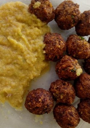 A picture of Bhajia za kunde kwa mango chutney.