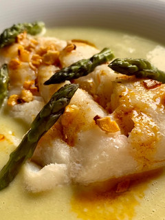 Una foto de Bacalao al vapor con crema de espárragos