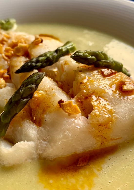 Una foto de Bacalao al vapor con crema de espárragos
