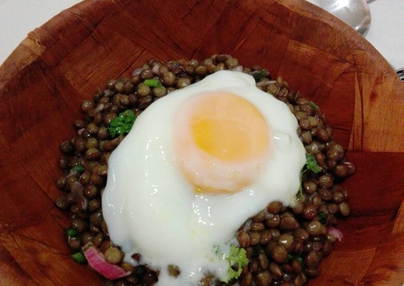 Ensalada de lentejas aromáticas y huevo escalfado al horno