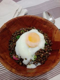 Una foto de Ensalada de lentejas aromáticas y huevo escalfado al horno