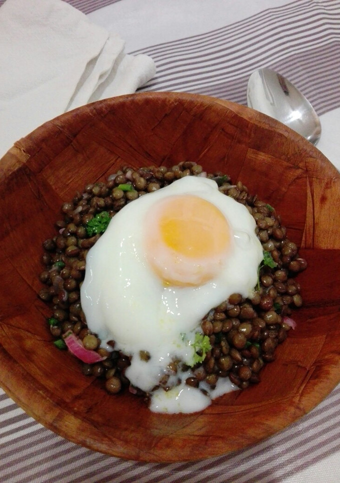 Una foto de Ensalada de lentejas aromáticas y huevo escalfado al horno