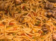 Una foto de cazuelas con carne molida