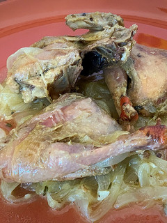 Una foto de Perdices rojas encebolladas