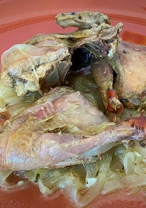 Una foto de Perdices rojas encebolladas