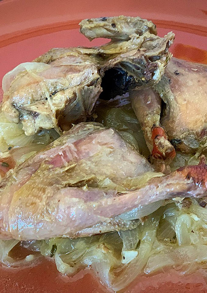 Una foto de Perdices rojas encebolladas