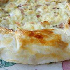 A picture of Torta salata di provola, speck e purè di patate.