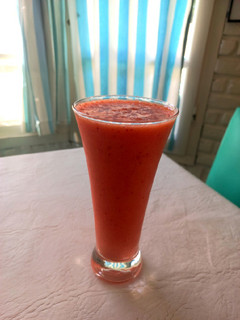 Una foto de Licuado de frutilla, durazno, pera y naranja