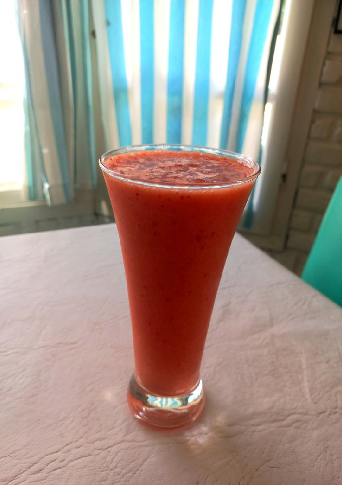 Una foto de Licuado de frutilla, durazno, pera y naranja
