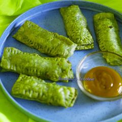 A picture of Baked spinach pizza puff.