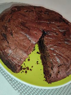 Una foto de Torta de chocolate húmeda sin huevo, sin lácteos, apto Aplv