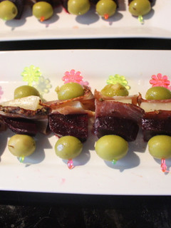 Una foto de Pinchos de remolacha, lomo y queso
