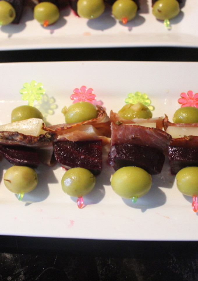 Una foto de Pinchos de remolacha, lomo y queso