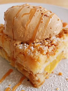 Una foto de Bizcocho crumble de melocotón y almendras (sin gluten)