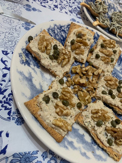 Foto principal de Canapés de paté de salmón con alcaparras y nueces