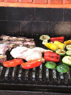 Una foto de Asado, pollo con vegetales a la parrilla👌👌