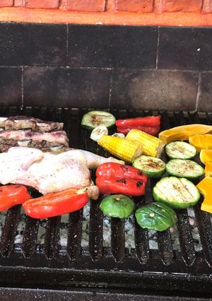 Una foto de Asado, pollo con vegetales a la parrilla👌👌