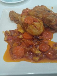 Una foto de Jamoncitos de pollo al chilindrón