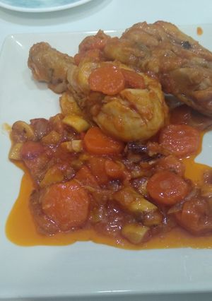 Una foto de Jamoncitos de pollo al chilindrón