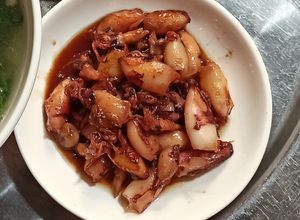 Hình của món Mực tươi kho keo.