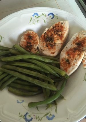 Une photo de Escalope de poulet en papillote avec haricots verts frais