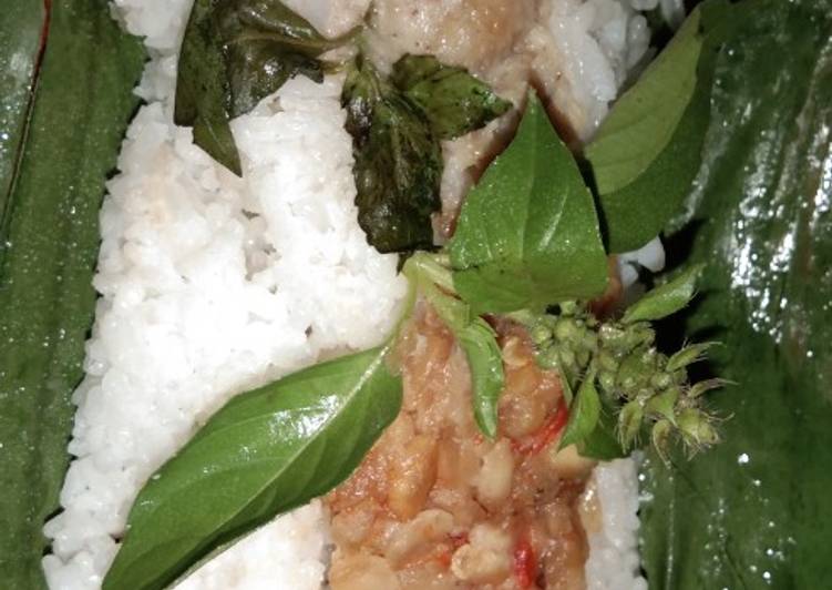 Nasi Bakar Tempe Orek Ayam Suwir Santan