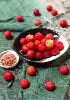 Hình của món Quả Mơ Chấm Muối Ômai.