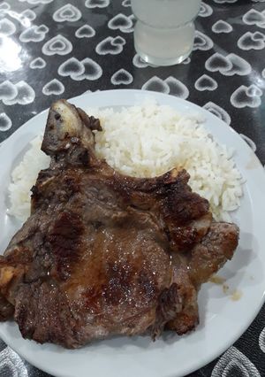 Una foto de Churrasco con arroz blanco