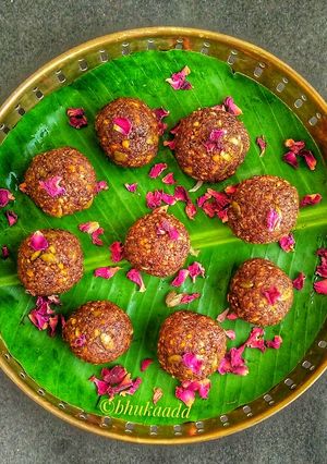 A picture of Sugarless dryfruits ladoo.