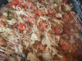 Ensalada fácil rica y de estación bien para los días de calor