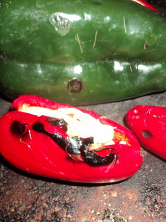 Una foto de Chiles marinados en piloncillo y relleno de queso de quesadilla