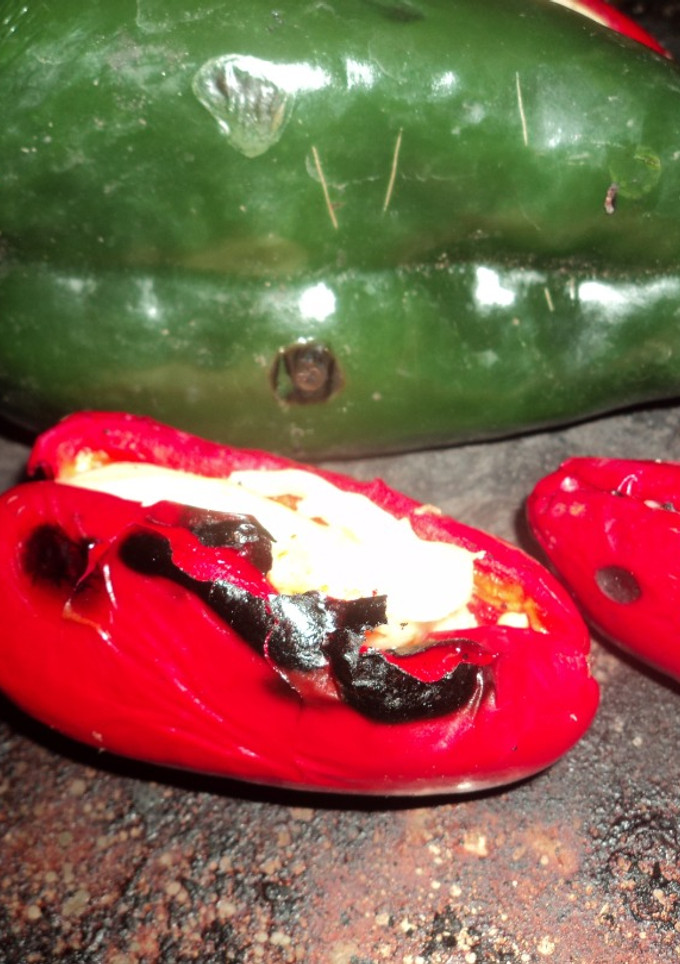 Una foto de Chiles marinados en piloncillo y relleno de queso de quesadilla