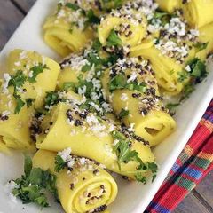 A picture of Khandvi.