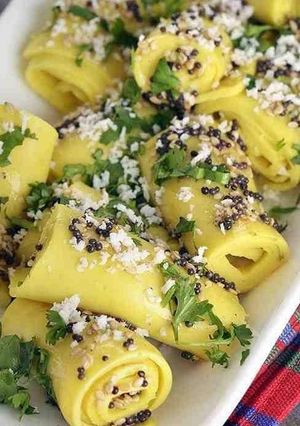 A picture of Khandvi.