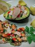 Aguacate relleno de ceviche de langostinos y mejillones