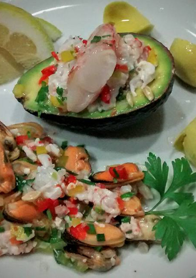 Una foto de Aguacate relleno de ceviche de langostinos y mejillones