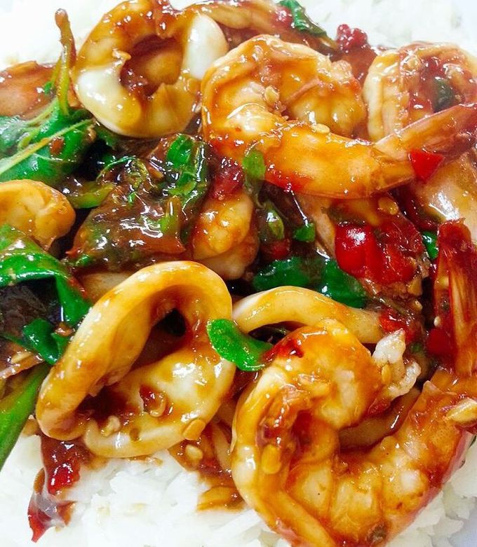 รูปของ ผัดกระเพราสองเกลอ(กุ้งกับปลาหมึก)