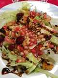 Ensalada colorida de aguacates y frutos del bosque