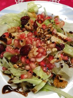 Una foto de Ensalada colorida de aguacates y frutos del bosque