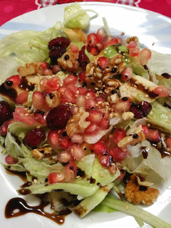 Una foto de Ensalada colorida de aguacates y frutos del bosque