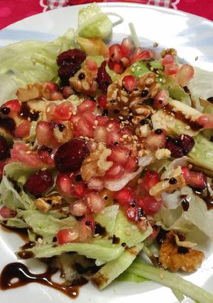 Foto principal de Ensalada colorida de aguacates y frutos del bosque