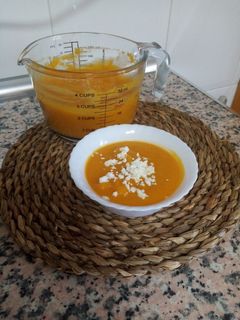 Una foto de Crema de calabaza y batata con queso feta