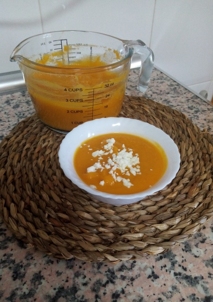 Una foto de Crema de calabaza y batata con queso feta
