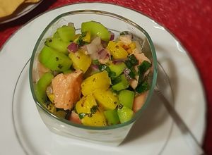Una foto de Ceviche de salmón con piña y jugo de naranja agria