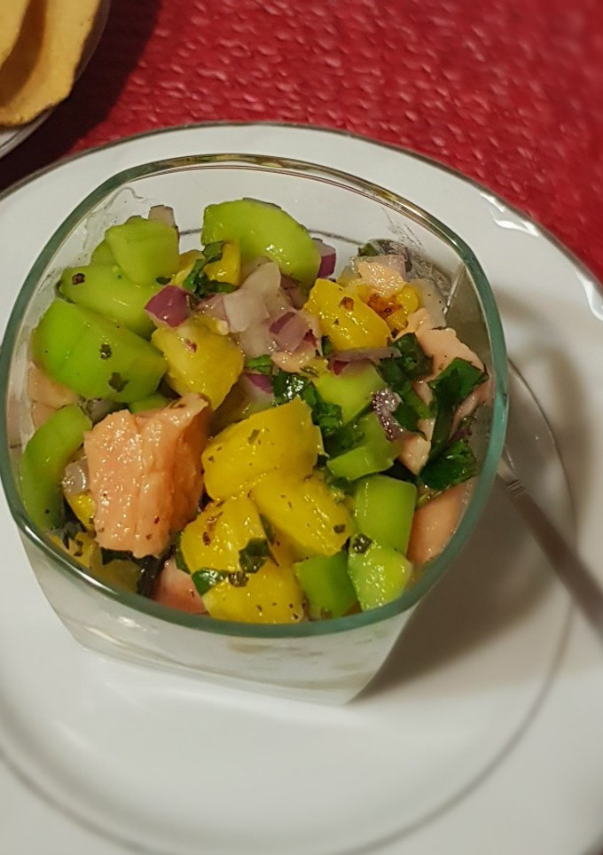 Una foto de Ceviche de salmón con piña y jugo de naranja agria