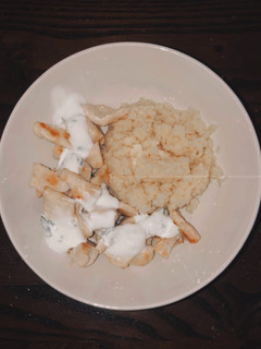 Una foto de Cuscús con pollo y salsa de yogurt