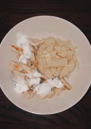 Una foto de Cuscús con pollo y salsa de yogurt