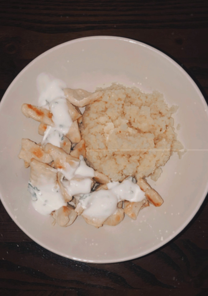 Una foto de Cuscús con pollo y salsa de yogurt