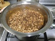 Una foto de pasta con guarnición de vegetales