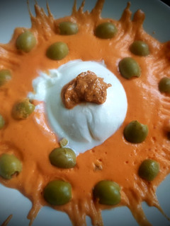 Una foto de Salmorejo con Burrata, aceitunas y pesto de Nueces